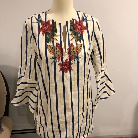 Linen top with embroidered floral details - Picture 1 of 3